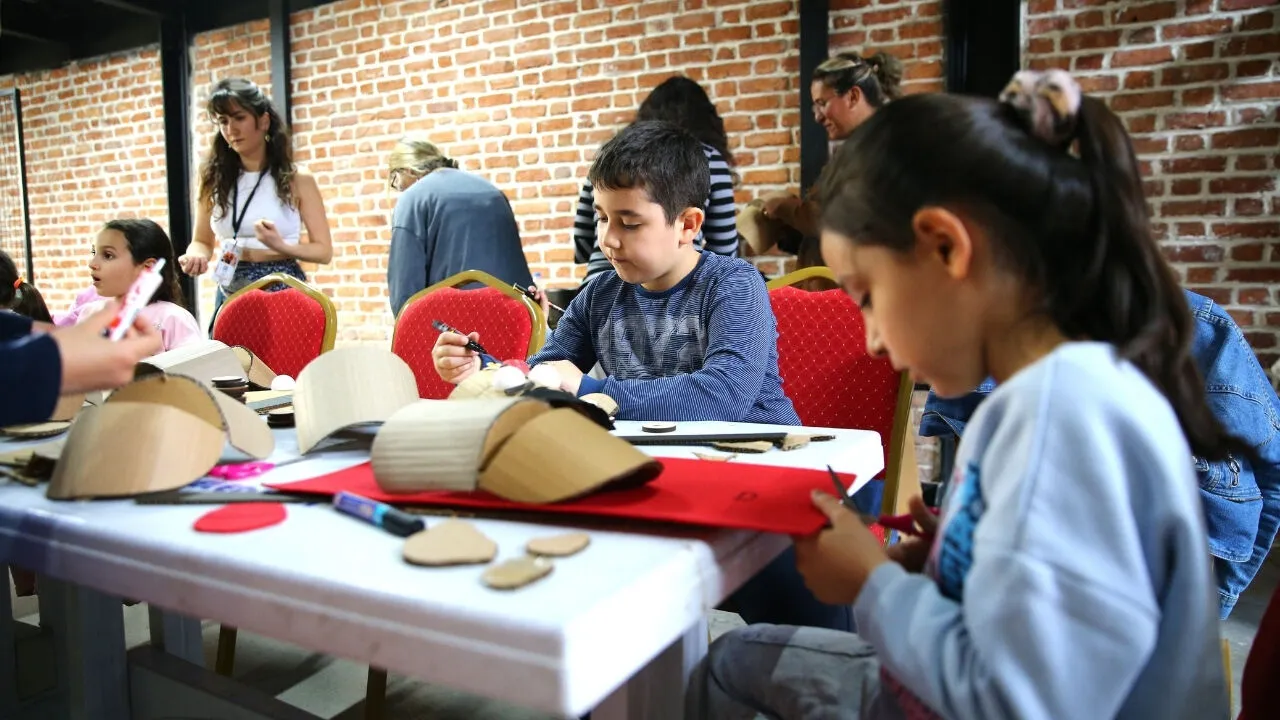 Adana’da tiyatro festivali çocukları sanatla buluşturuyor