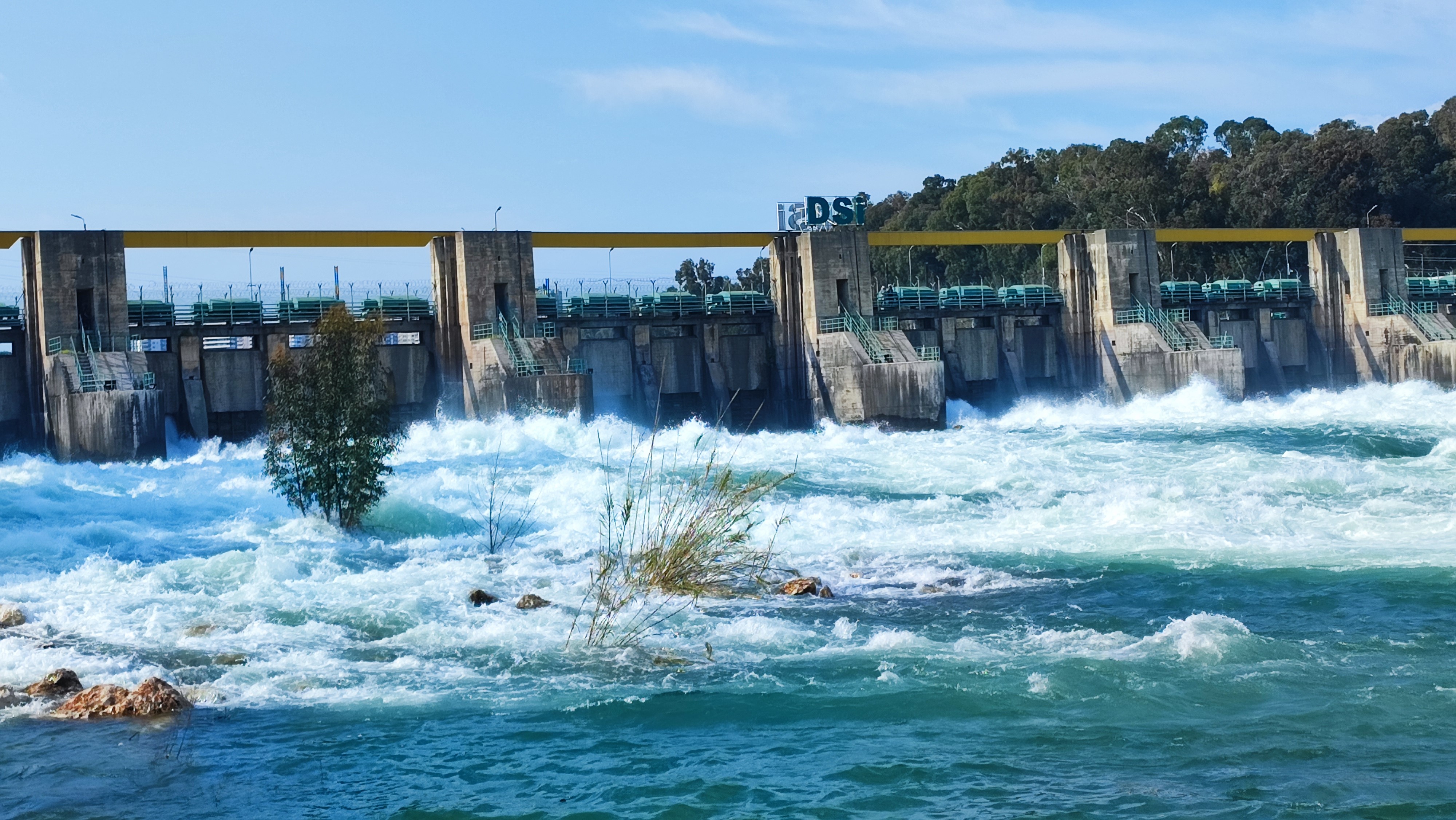 Seyhan Barajı'nda kapaklar açıldı: Çağlayan sular Seyhan Nehri ile buluştu