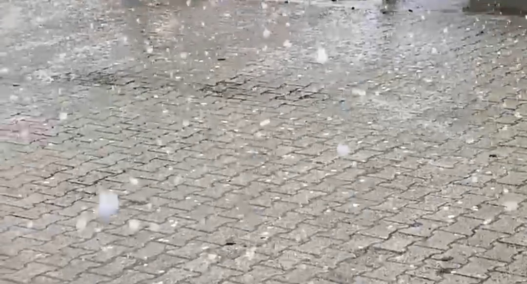 Adana’da yağmurun ardından dolu etkili oldu