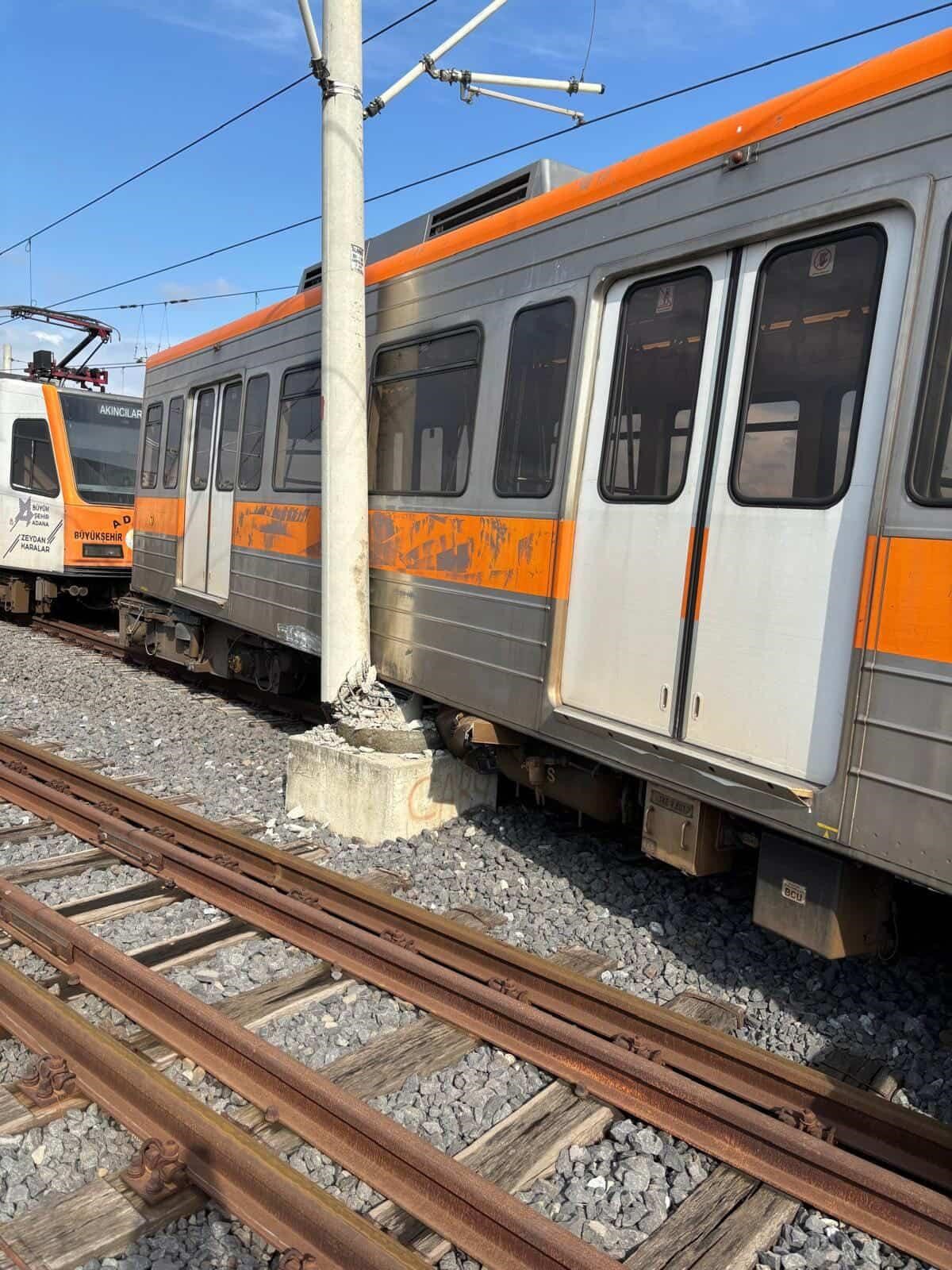 Adana'da raydan çıkan metro vagonu direğe çarptı