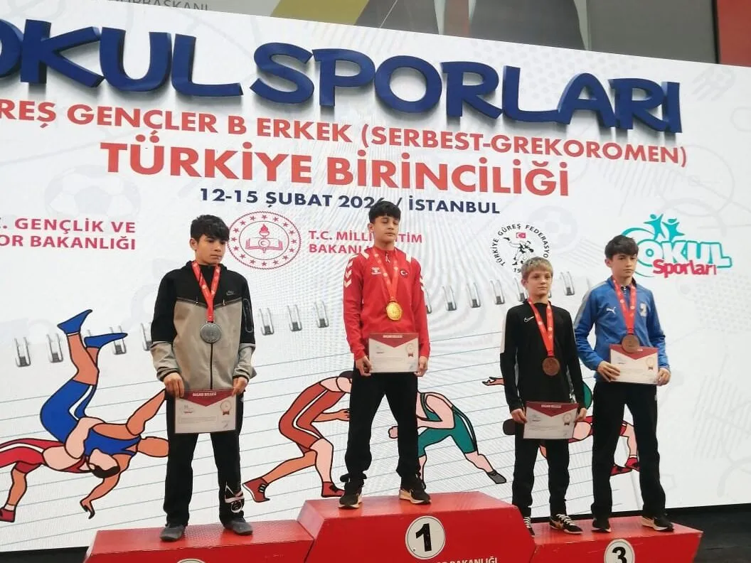 Adanalı güreşçiler Kayseri’de kürsüye çıktı