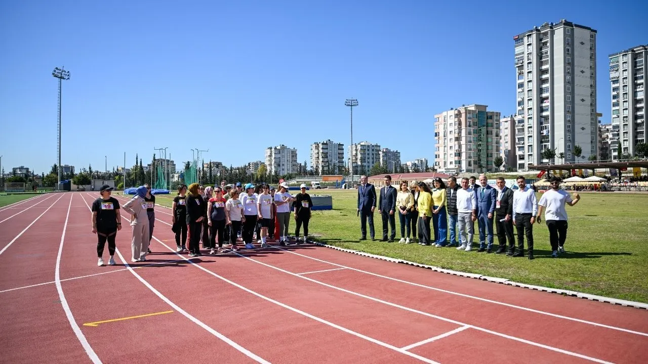 Adana’da postacılar milli takım için yarıştı