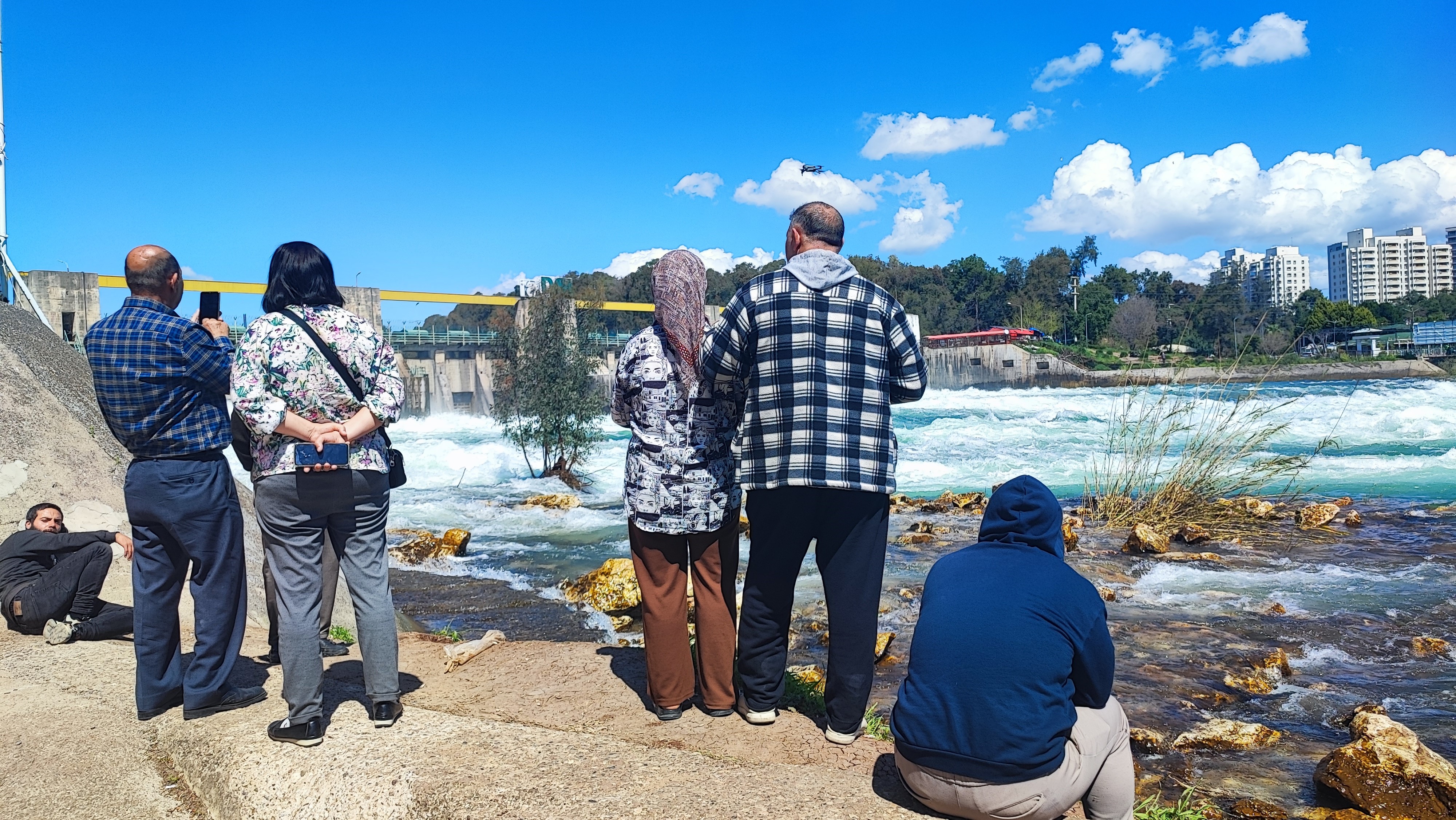 Taşkın önlemi manzaraya dönüştü, herkes fotoğraf çekti