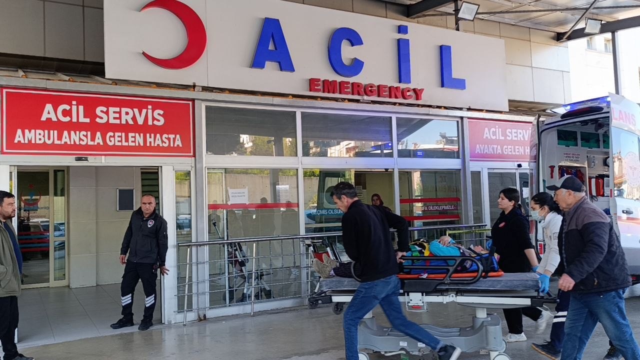 Tarım işçilerini taşıyan minibüs devrildi: 15 kişi yaralandı