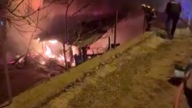 Tufanbeyli'de çıkan yangında ev ve ahır küle döndü