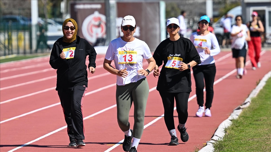 Adana'da posta dağıtıcıları milli takıma seçilebilmek için yarıştı