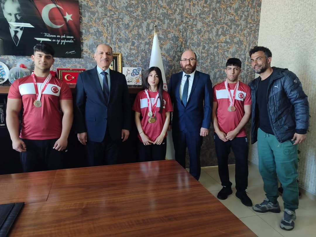 Yüreğirli öğrencilerden bilek güreşinde önemli başarı