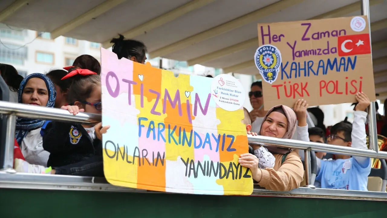 Adana’da otizm farkındalığı için şehir turu