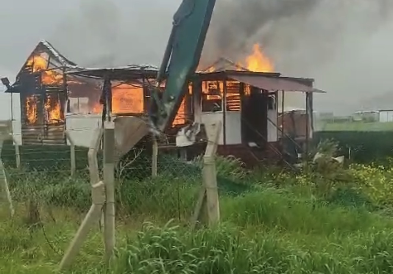 Sarıçam’da kaçak yapı yıkımına tepki: Bir kişi evini ateşe verdi