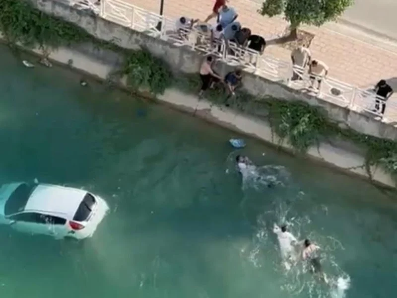 Adana’da otomobil sulamana kanalına düştü