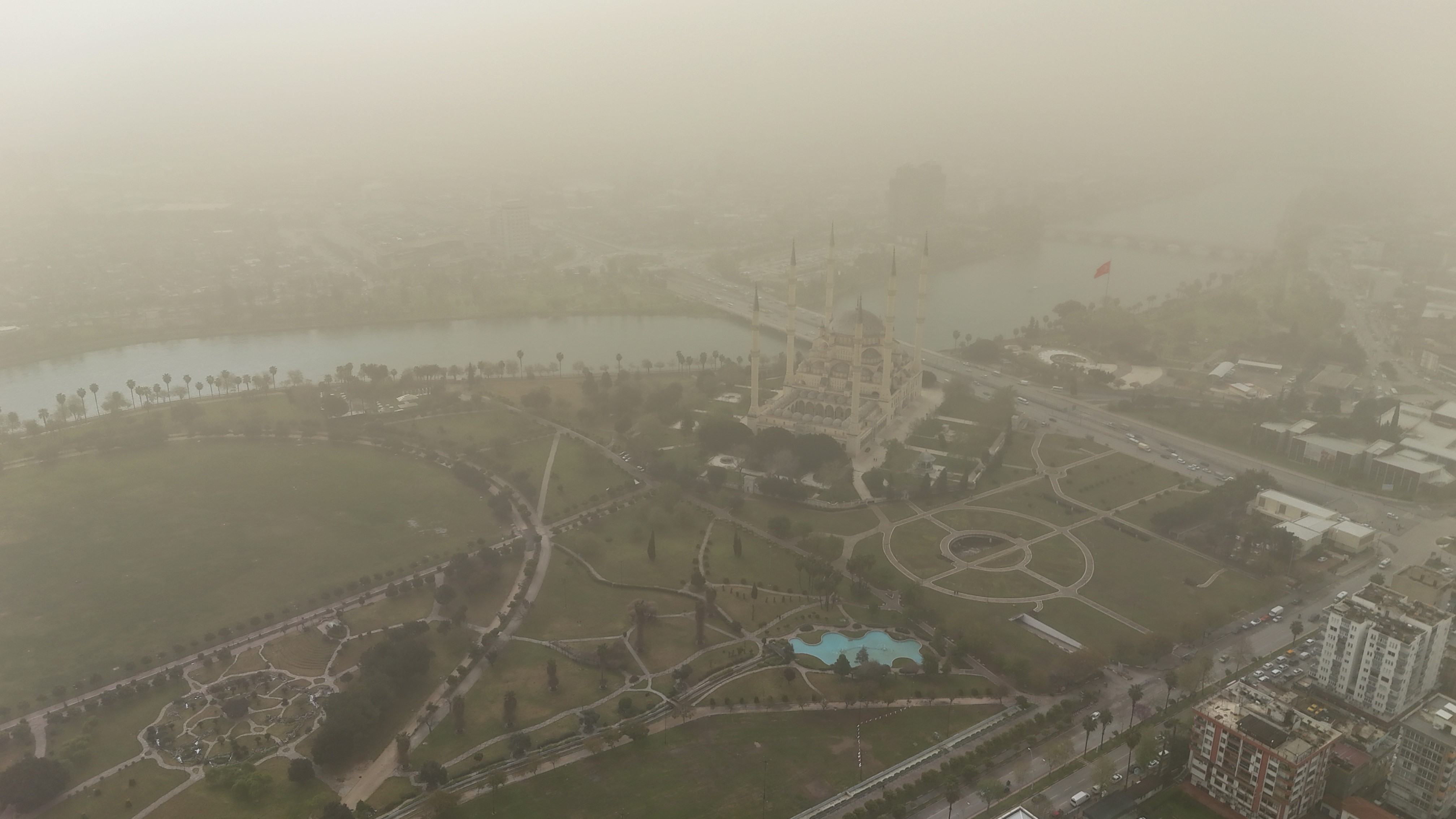 Adana'da toz taşınımı havadan görüntülendi