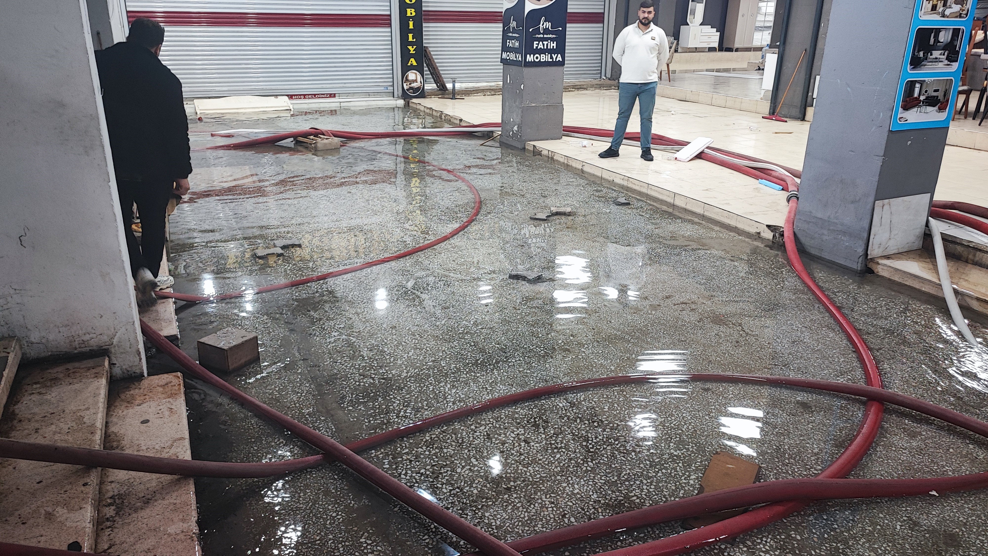 Adana'da iş hanını 27 yıldır su basıyor