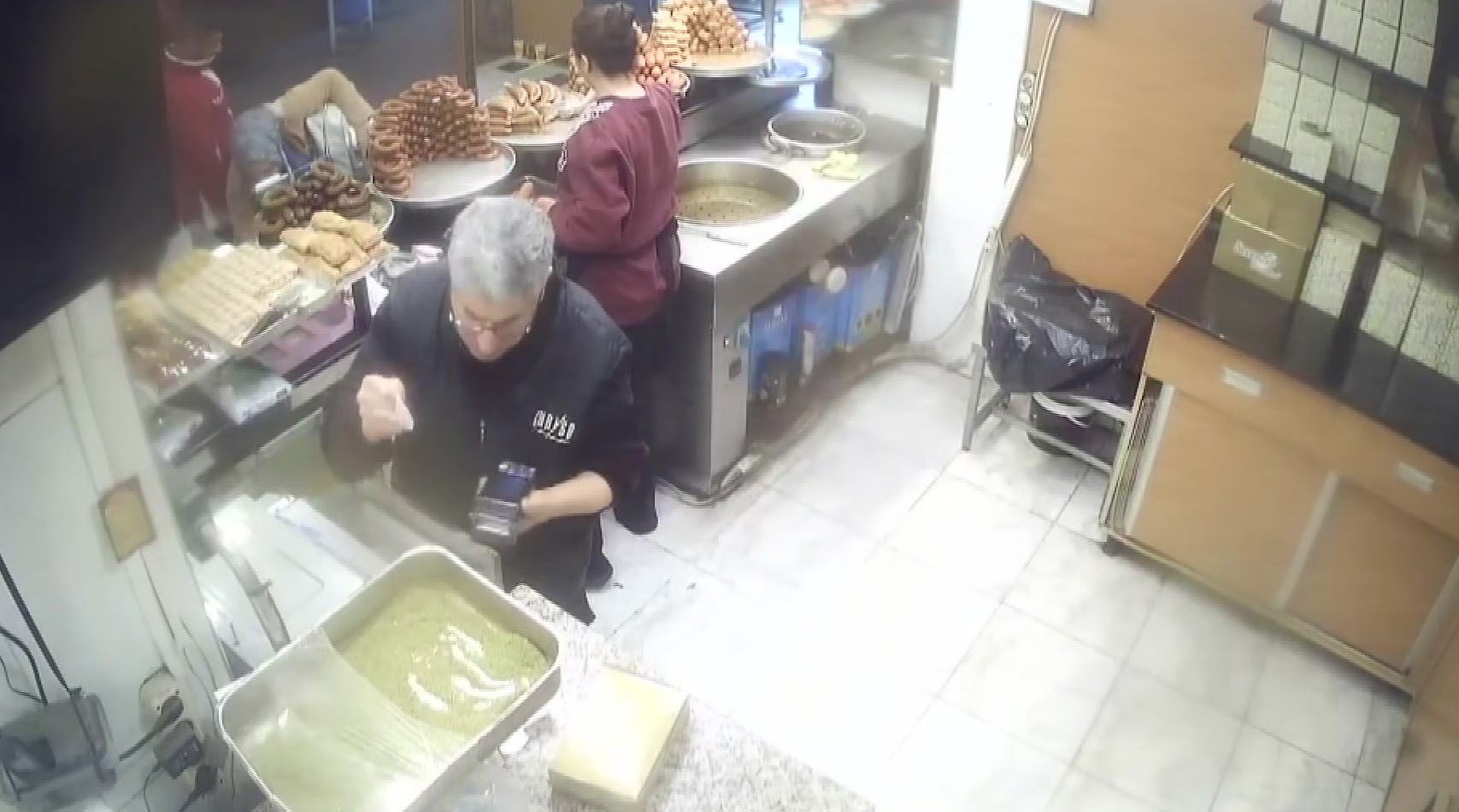 3 kadının telefonunu yankesicilik yöntemiyle çaldı, ifadesi şaşkına çevirdi: "Dayanamayıp çalıyorum"