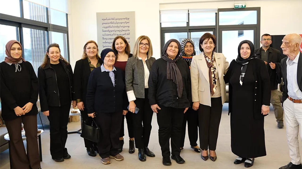 Süreyya Yavuz “Kalpten Kalbe Bir Gün” etkinliğinde huzurevi sakinleriyle buluştu