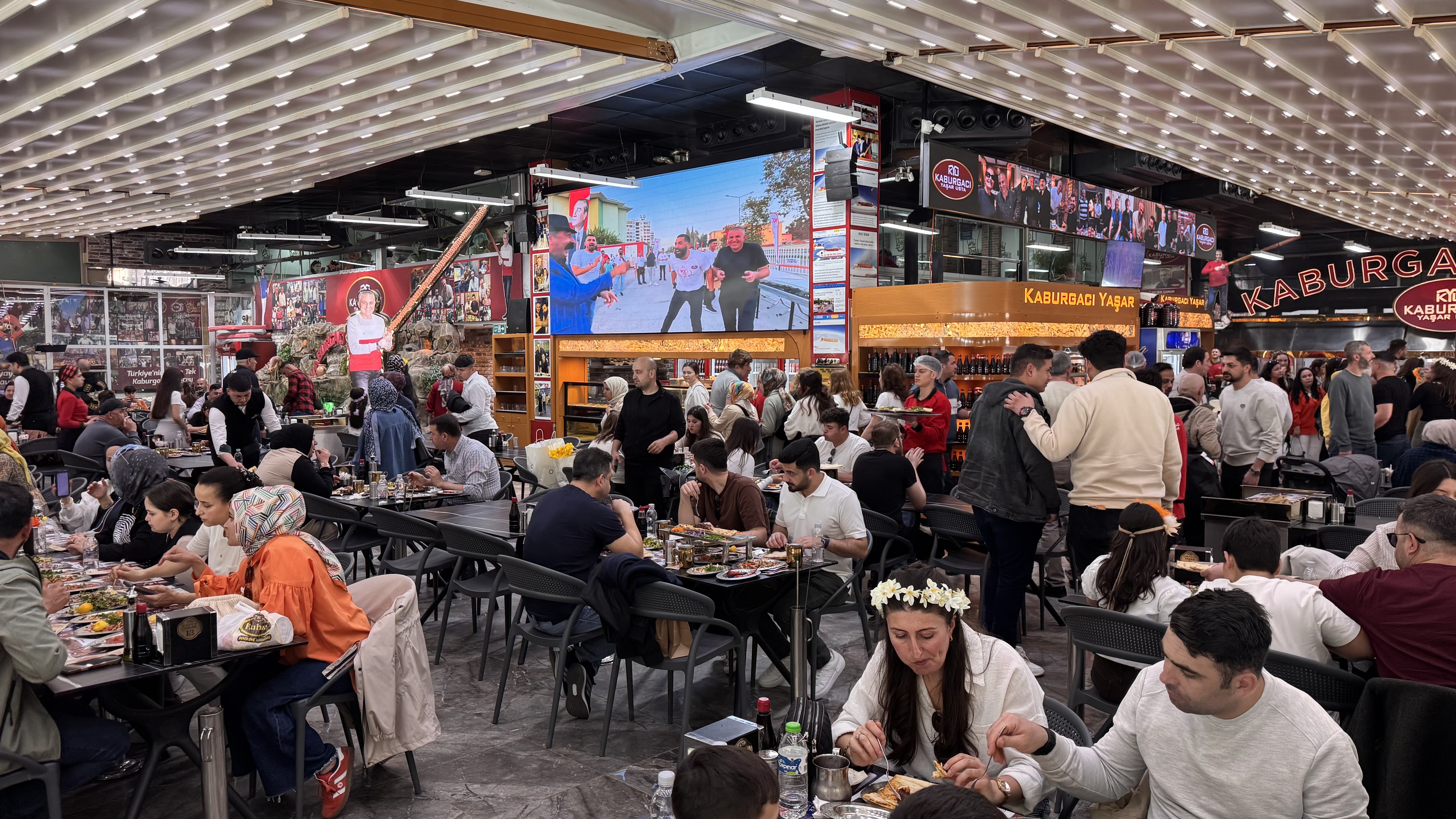 Karnaval esnafın yüzünü güldürdü, kebapçılar doldu taştı