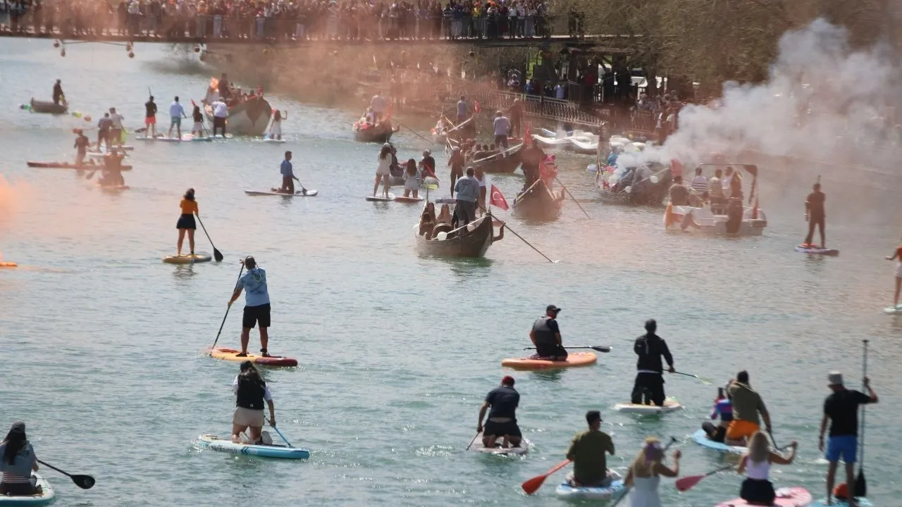Seyhan Nehri’nde su korteji renkli görüntüler oluşturdu
