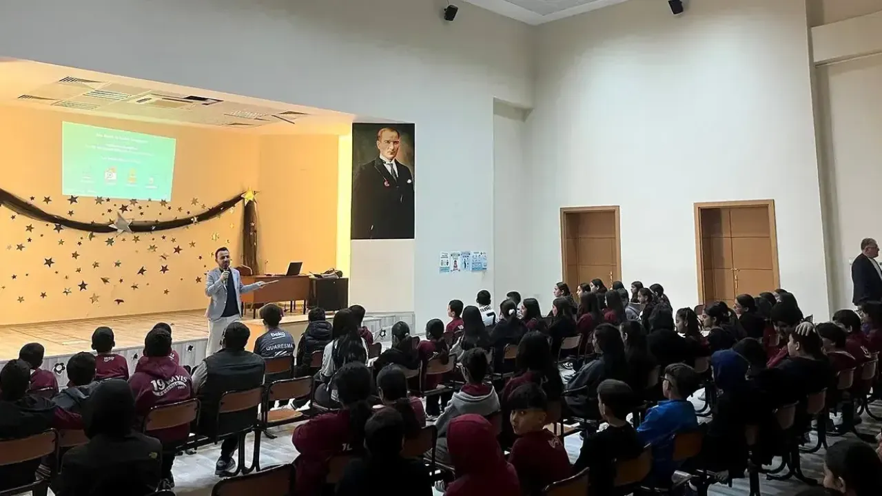 ATÜ’lü akademisyen üç ilde öğrencilere dijital okuryazarlık anlattı