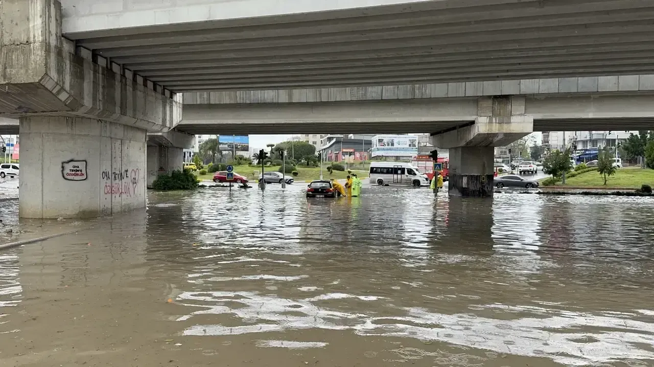Adana’da dolu, sağanak ve hortum hayatı felç etti