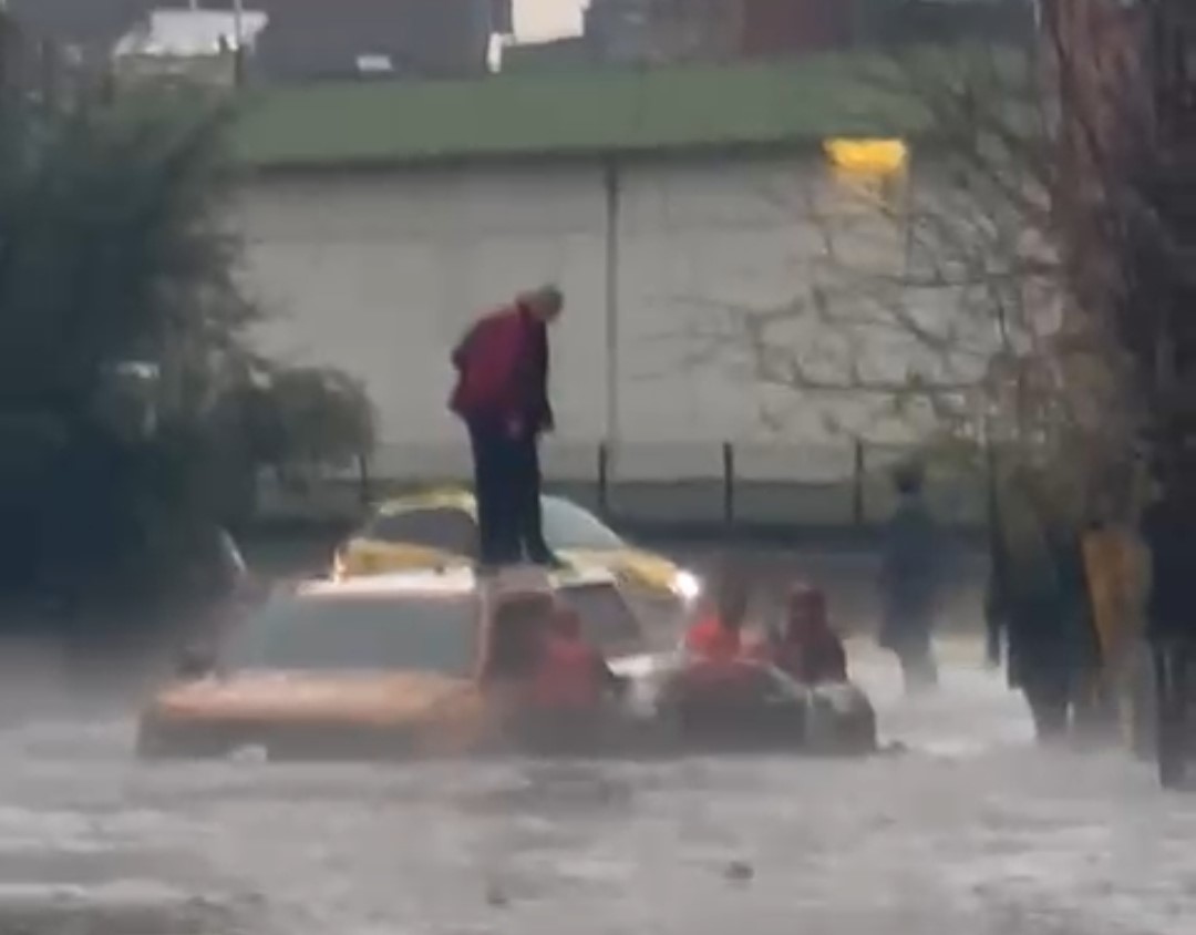 Adana'da göle dönen yolda mahsur kalan araçtaki 2 kişi kurtarıldı