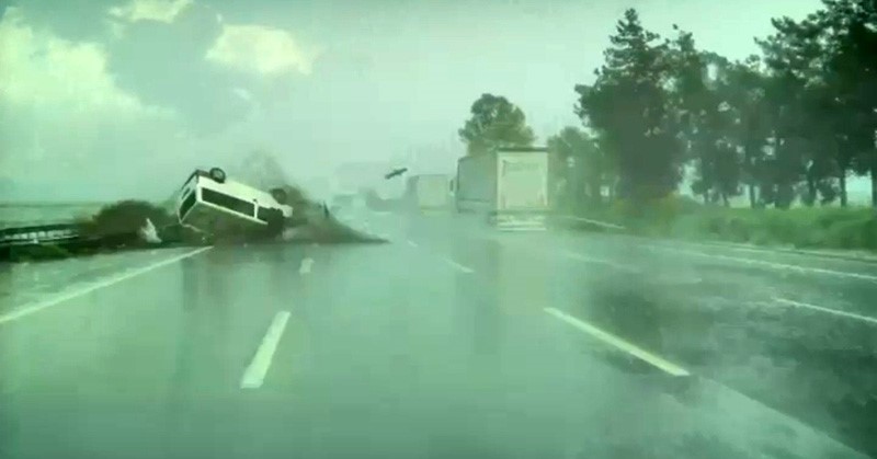 Adana'da panelvan araç takla attı