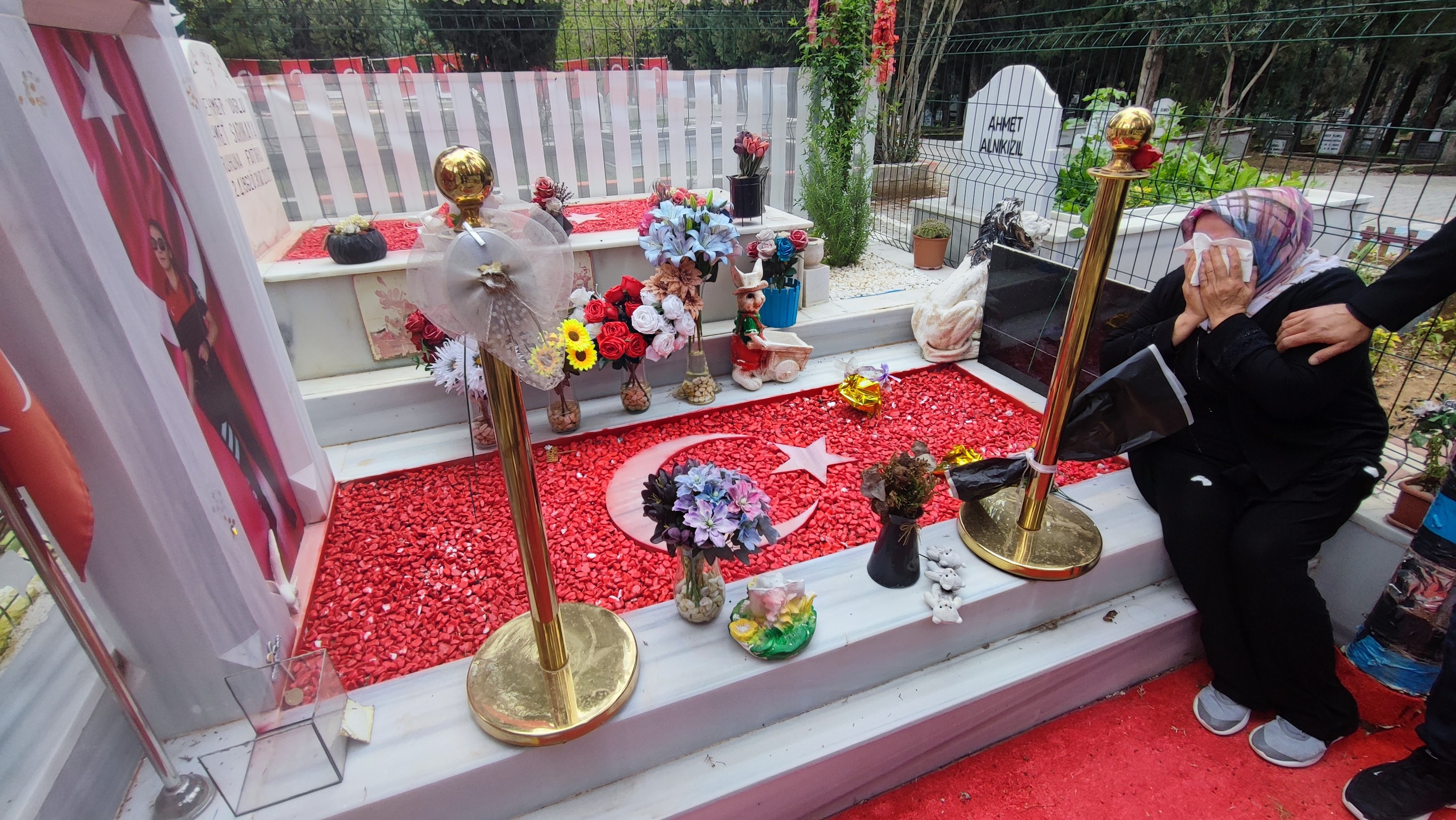 Güvenlik kameralı polis mezarından hırsızlık, anneyi gözyaşlarına boğdu