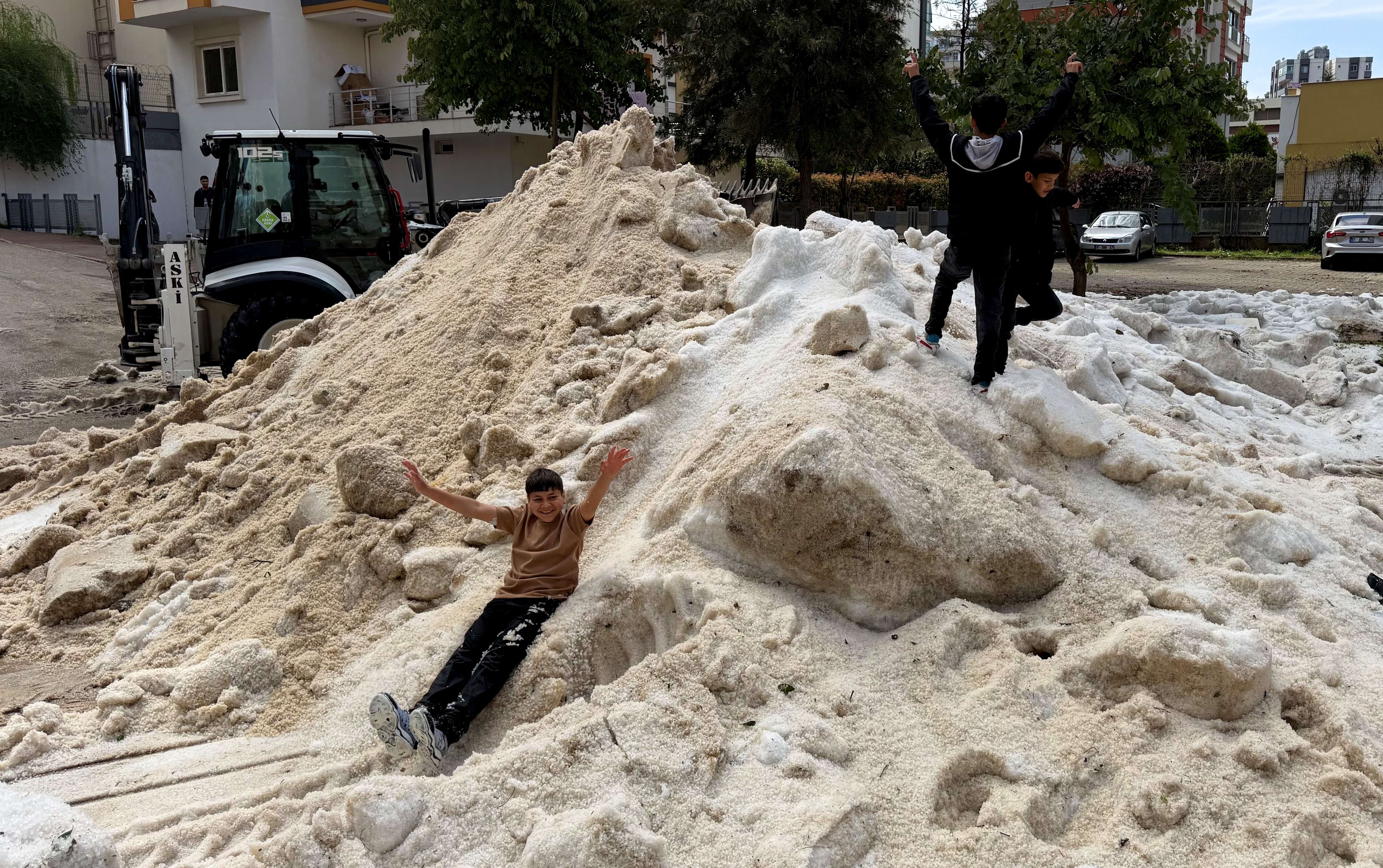Adana'da nisan ayında çocukların kar topu keyfi