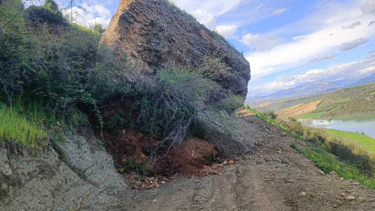 Aladağ’da dev kaya yola yuvarlandı!