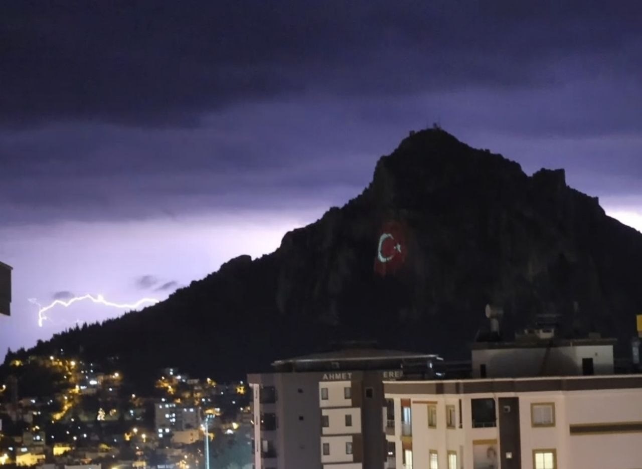 Kozan Kalesi'nde şimşekler görsel şölen oluşturdu