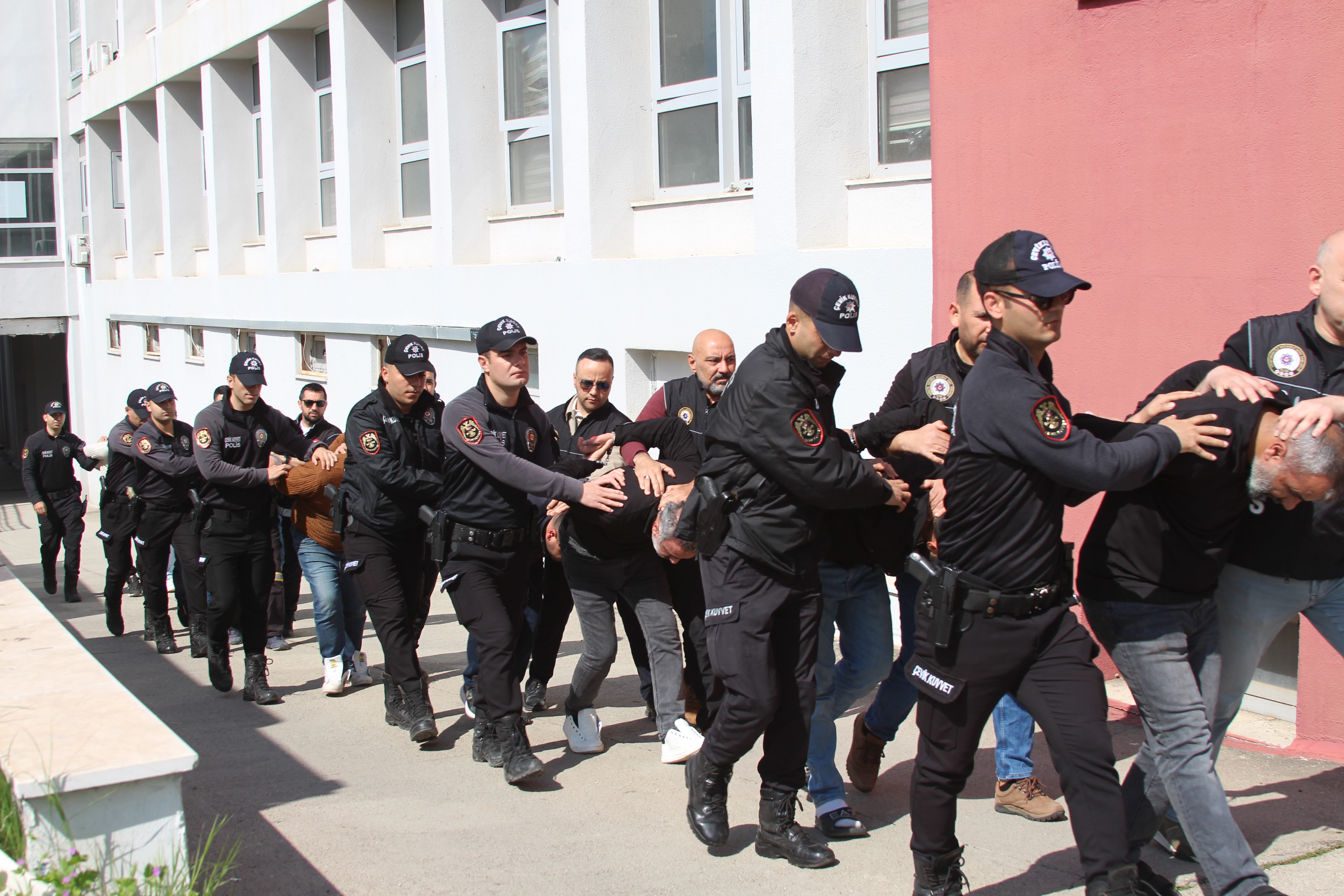 Adana’da “ıslak mendil” kılıfıyla uyuşturucu üretimi: "Afiyet olsun" kamuflajı pes dedirtti