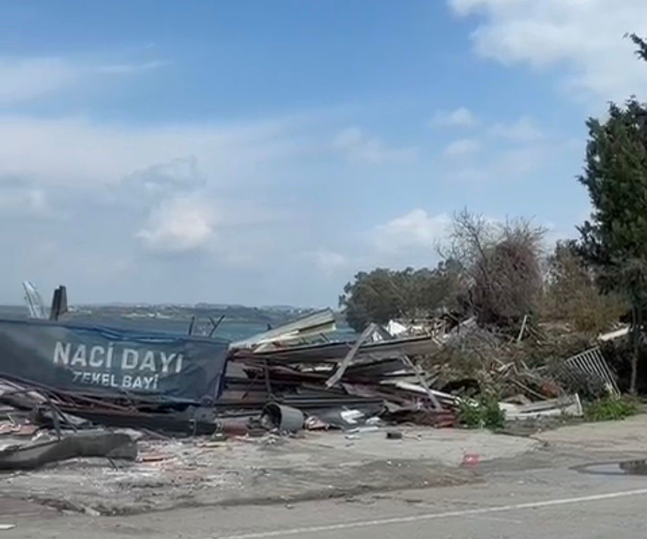 Yıkım emri verilen Menderes Bulvarı üzerindeki imara aykırı yapıların yıkım işlemi devam ediyor!