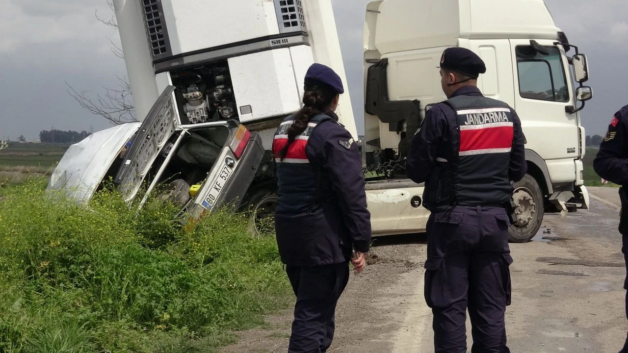 Ceyhan’da feci kaza: Otomobil sürücüsü hayatını kaybetti