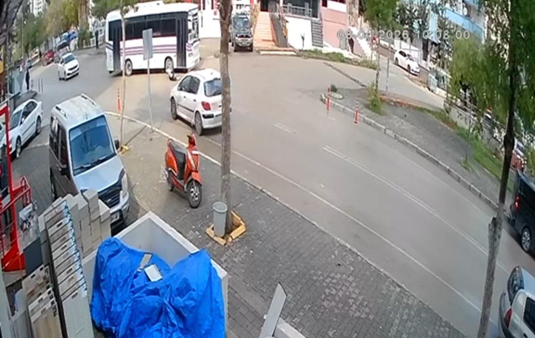 Kapısı açık olan toplu taşıma aracından düşen adam ağır yaralandı