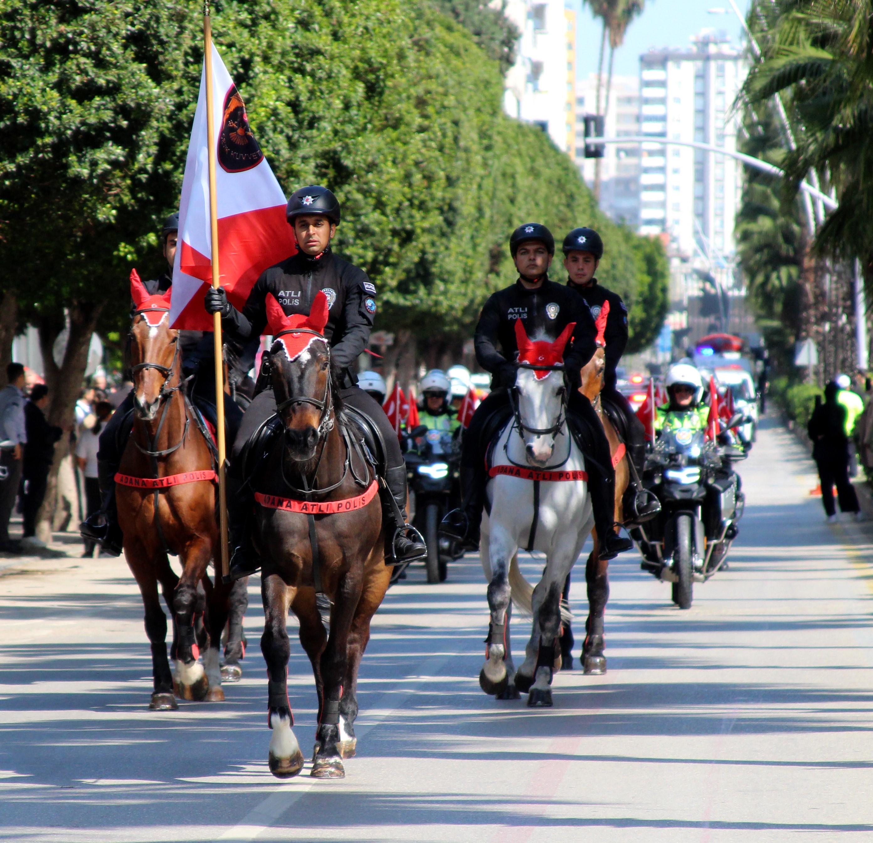 Adana'da polis korteji nefes kesti