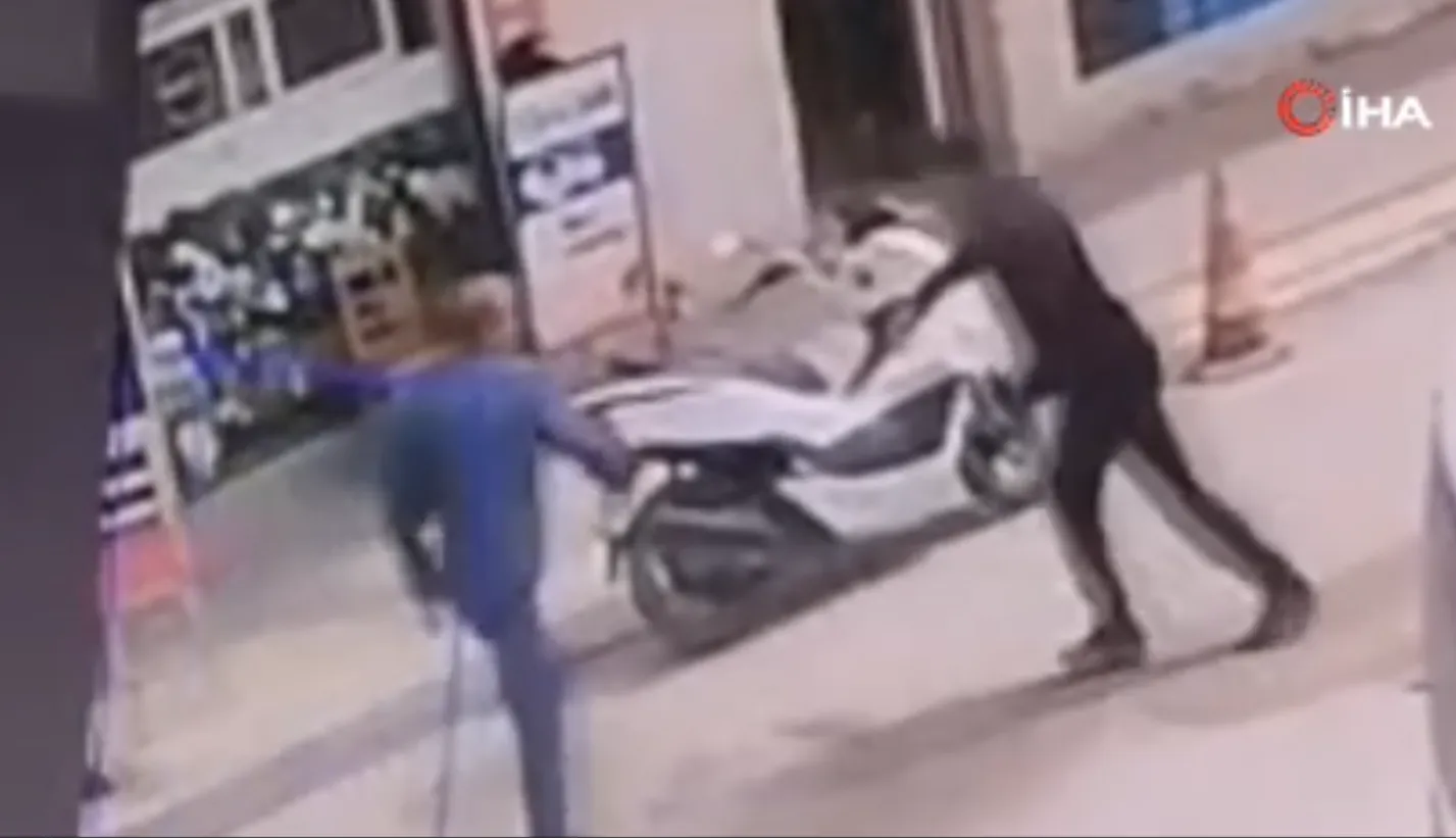 Sandalyeyle kendini savundu, bıçaklanmaktan kurtulamadı