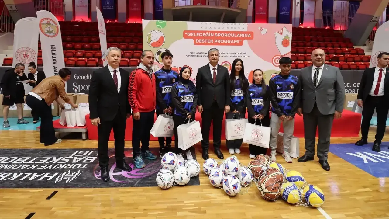 Adana’da genç sporculara ekipman desteği sağlandı