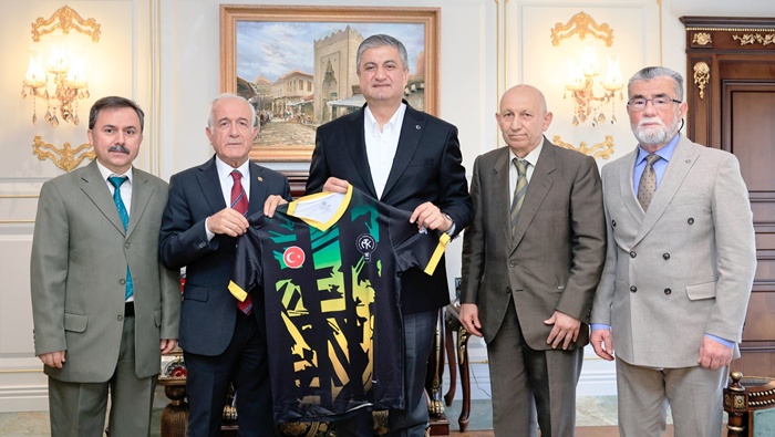 Vali Yavuz’dan 13. Uluslararası Veteranlar Masa Tenisi Turnuvası’na destek