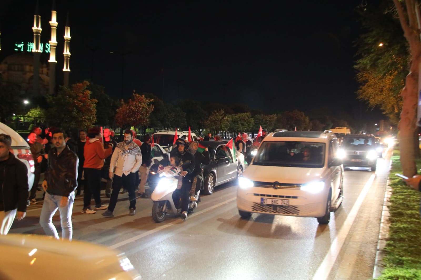 Adana’dan Gazze’ye meşaleli dayanışma: Yüzlerce araçlık konvoyla protesto
