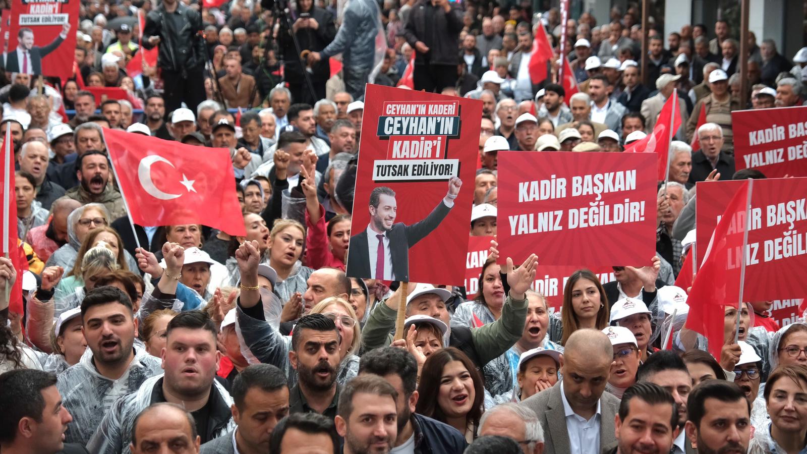 Ceyhan’da Aydar için 300. gün mitingi: Yağmura rağmen binler toplandı