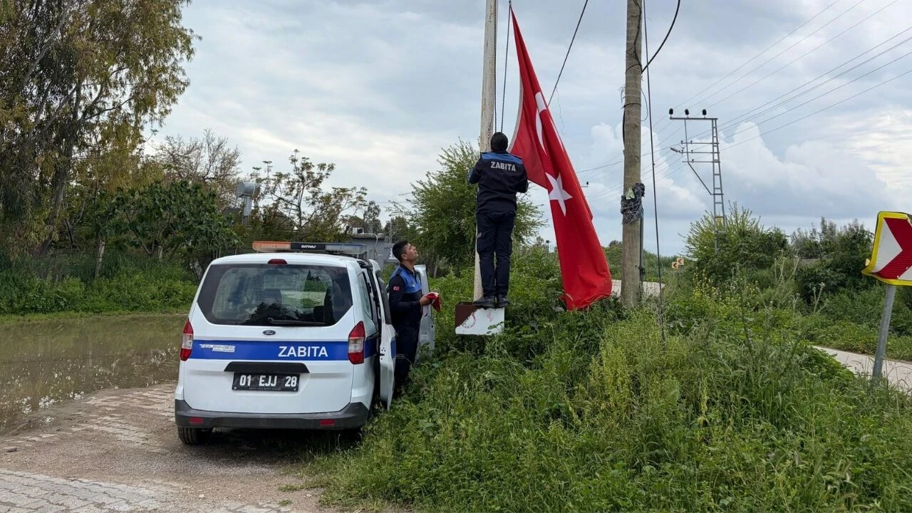 Yumurtalık’ta yıpranan bayraklar yenilendi