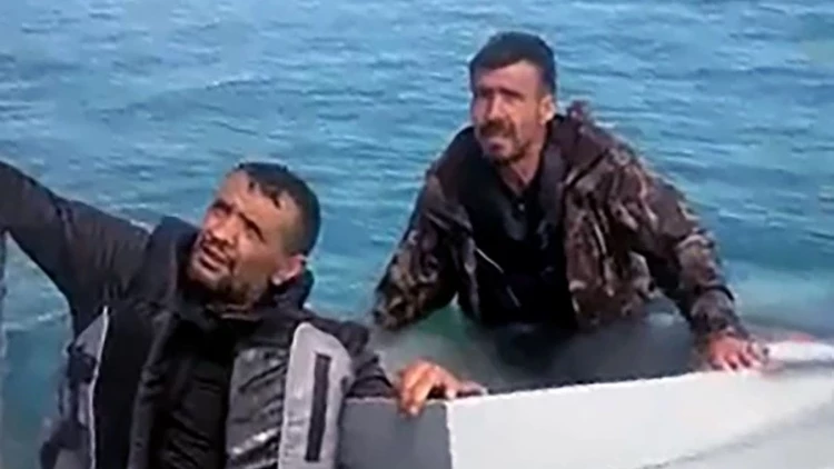 Yumurtalık’ta alabora olan teknedeki 3 kişi kurtarıldı