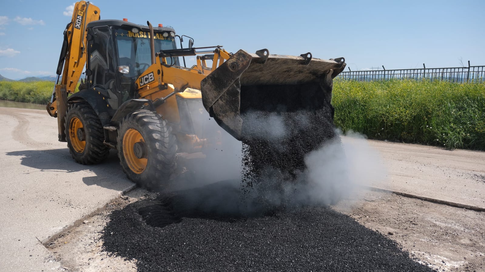 Ceyhan Belediyesi'nden yol ve kaldırımlarda yoğun mesai