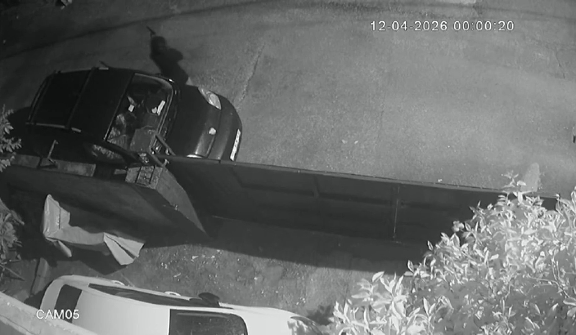 Adana'da kasklı saldırgan dehşeti: Eve tüfekle kurşun yağdırdı