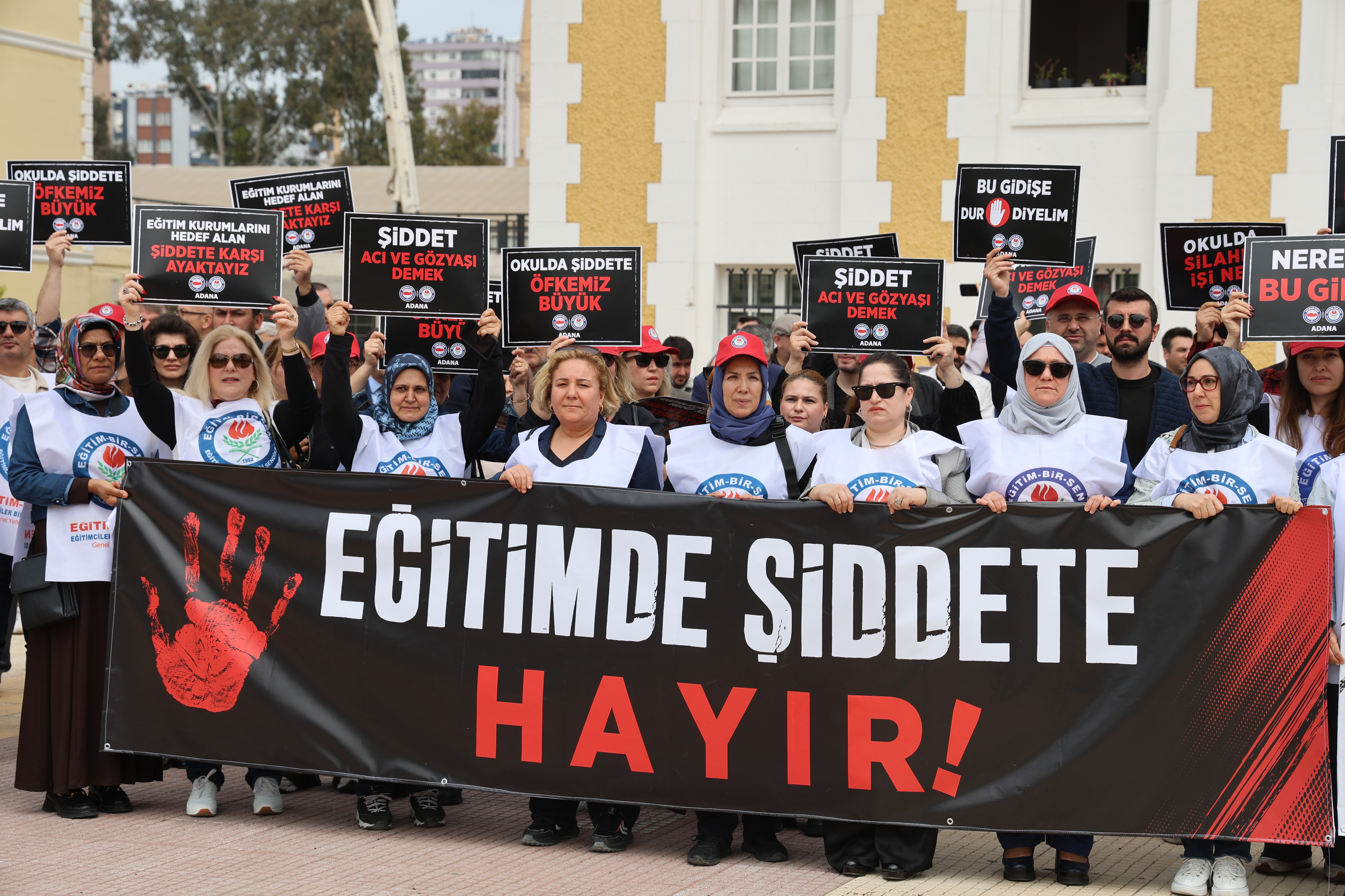 Adana'da eğitimciler Şanlıurfa'daki saldırıyı kınadı