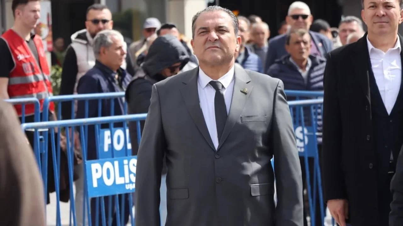 Uşak'ta Eşme Belediyesi'ne operasyon: CHP'li belediye başkanı gözaltına alındı!