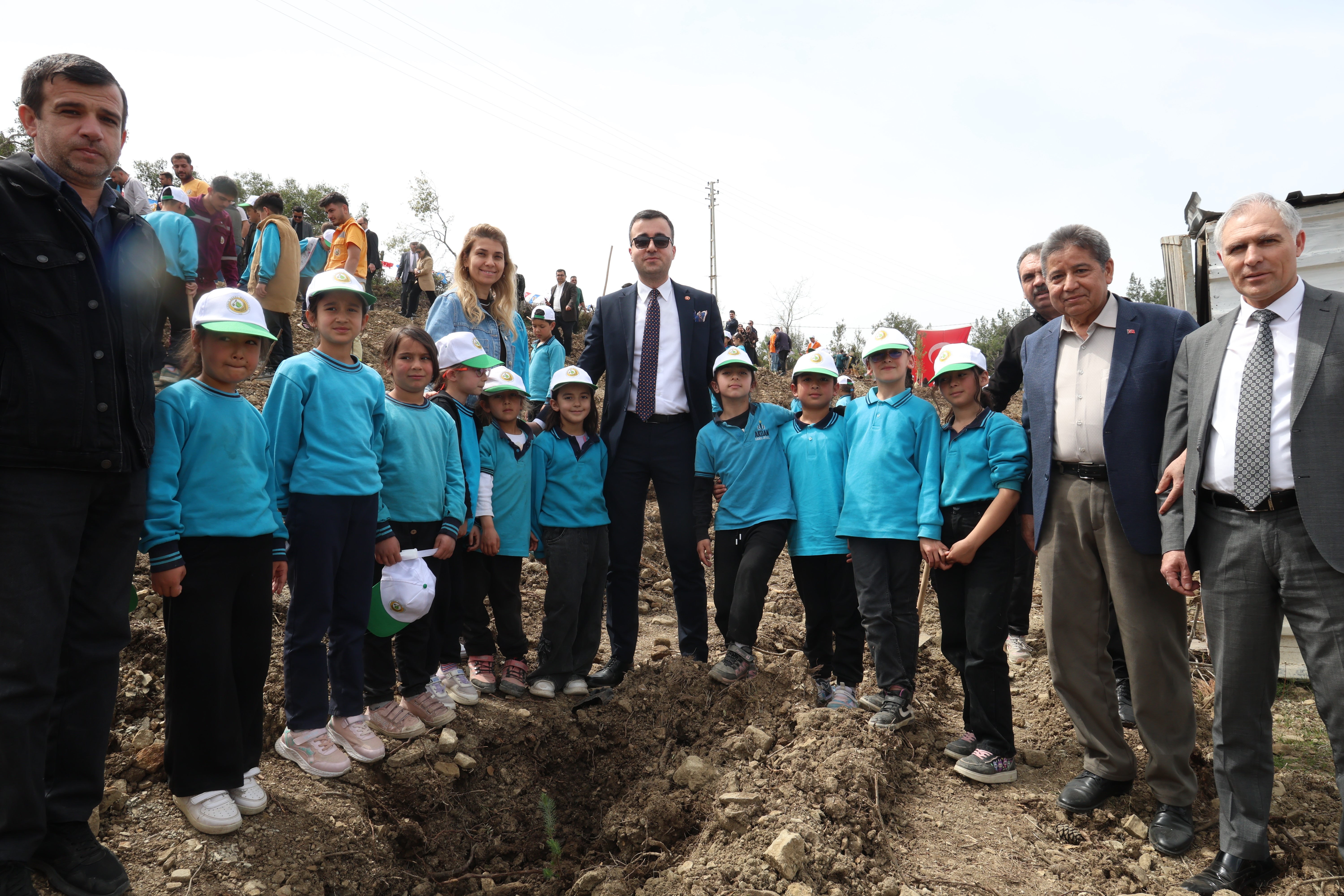 Akdam'da 1000 fidan toprakla buluştu