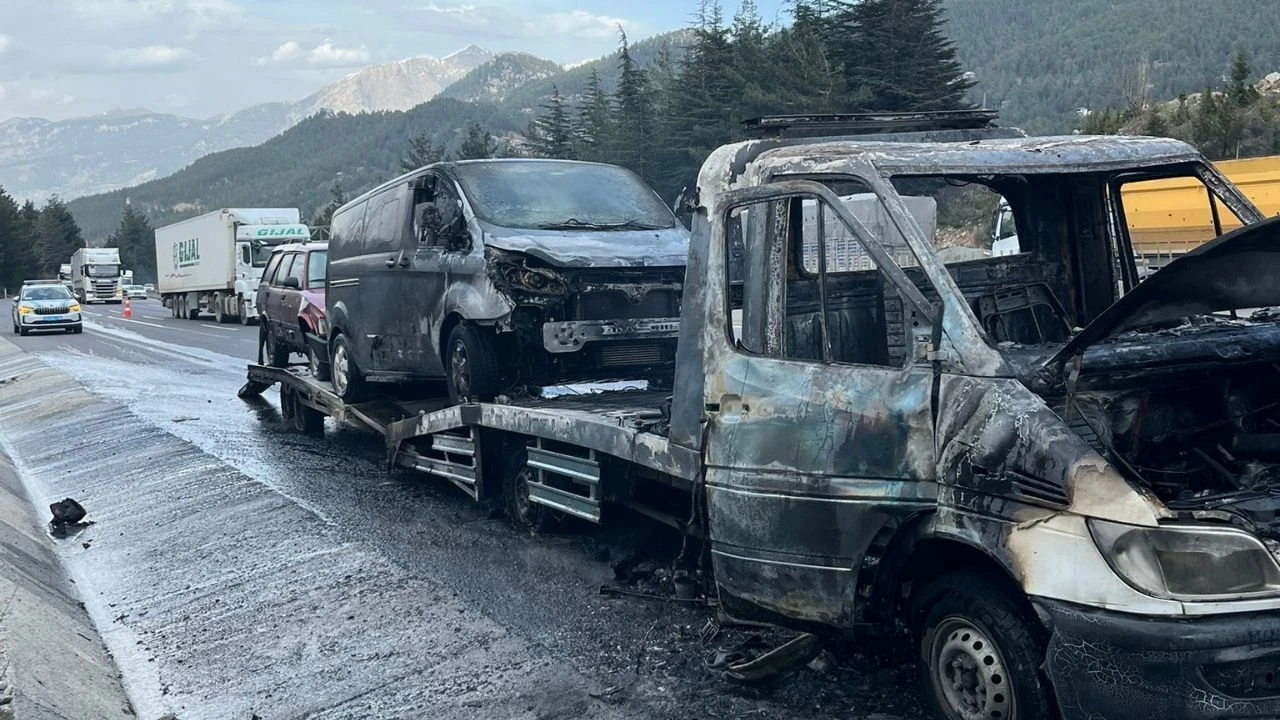 Adana-Pozantı Otoyolu’nda çekici alev aldı, yangın 2 araca sıçradı