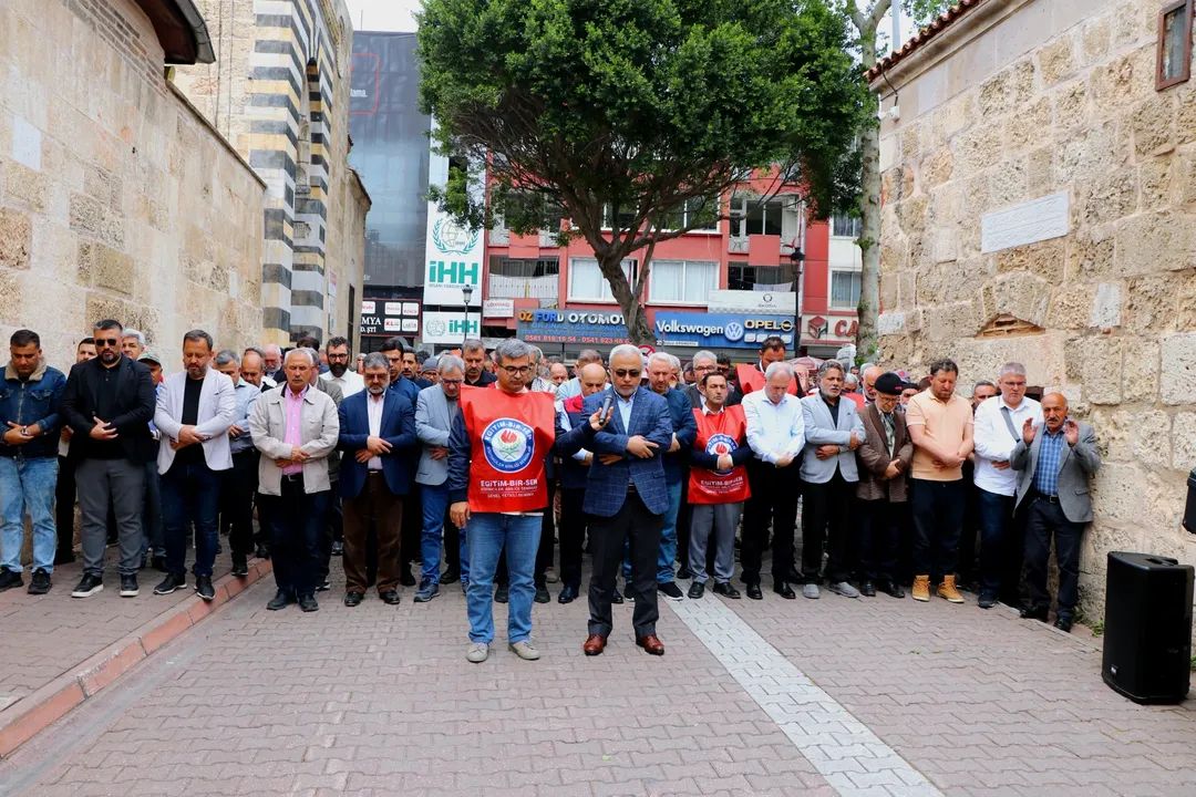 Adana’da okul saldırısı kurbanları için gıyabi cenaze namazı kılındı