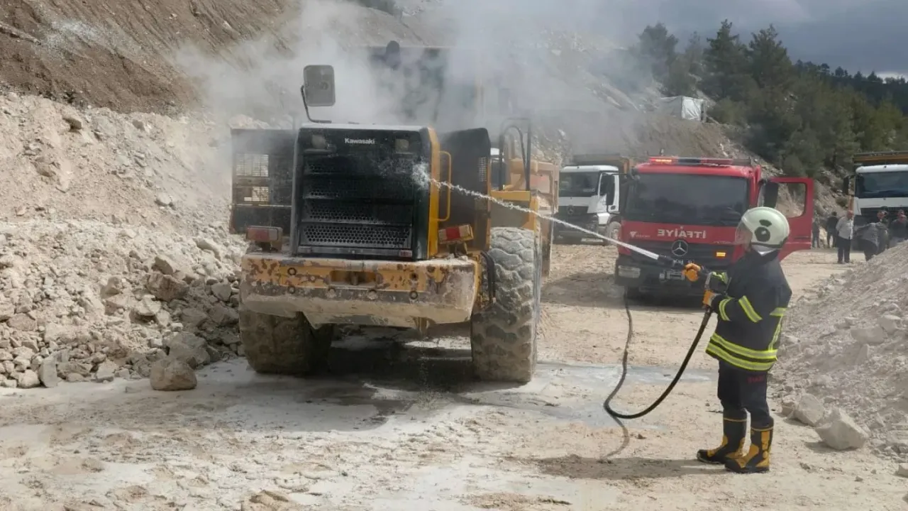 Feke’de alev alan iş makinesi kısa sürede söndürüldü