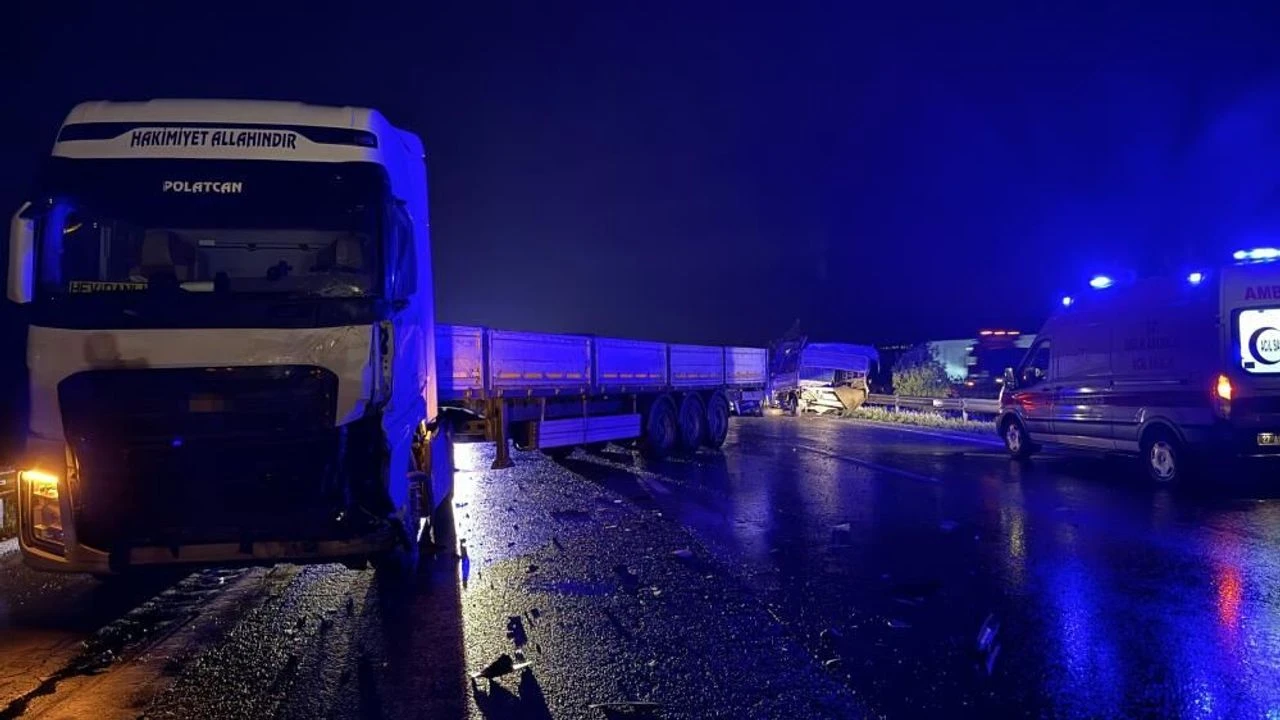 Adana otoyolunda feci kaza: Kamyonet tırla çarpıştı