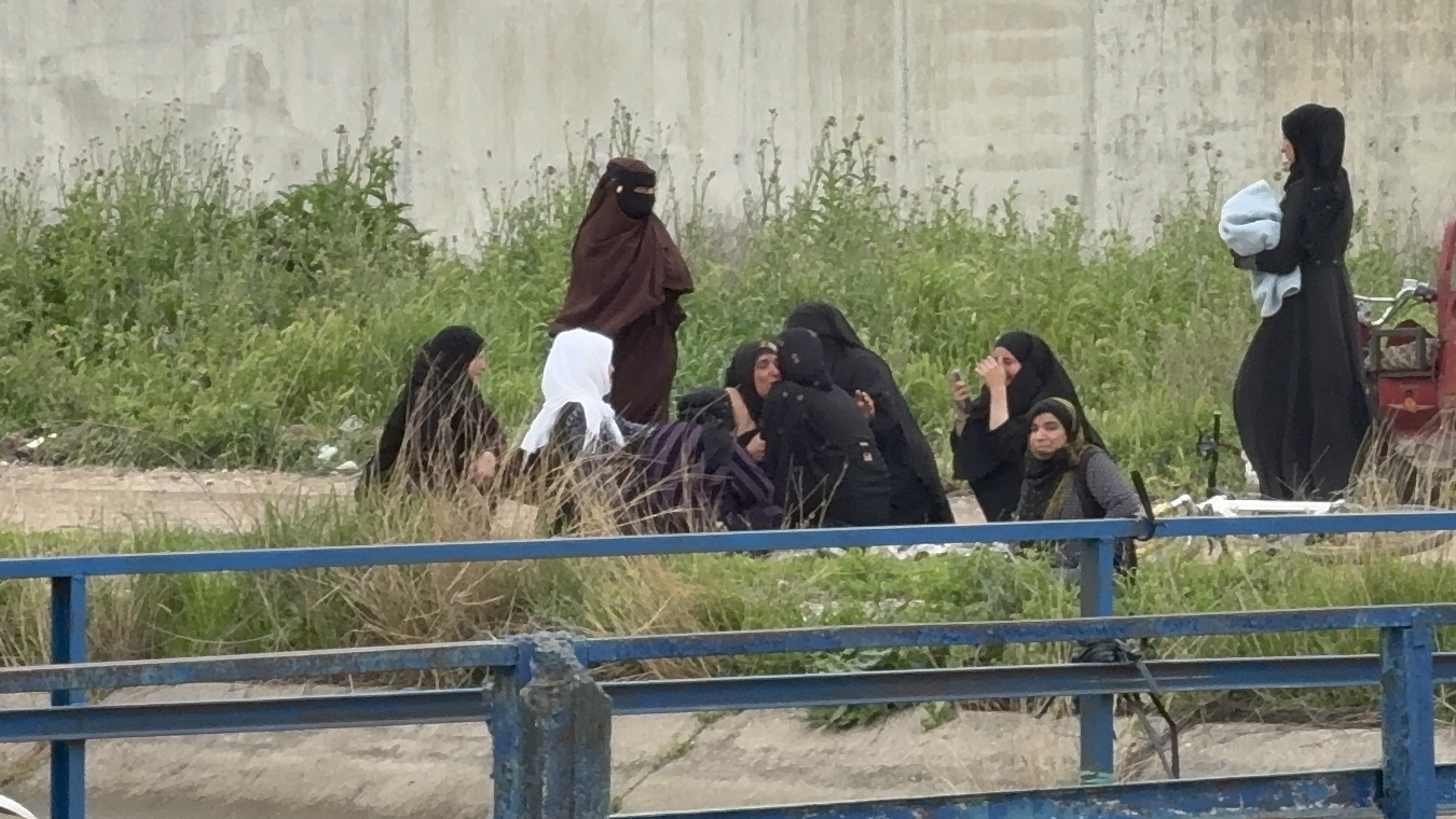 Sulama kanalına giren çocuk kayboldu, yakınları gözyaşı döktü